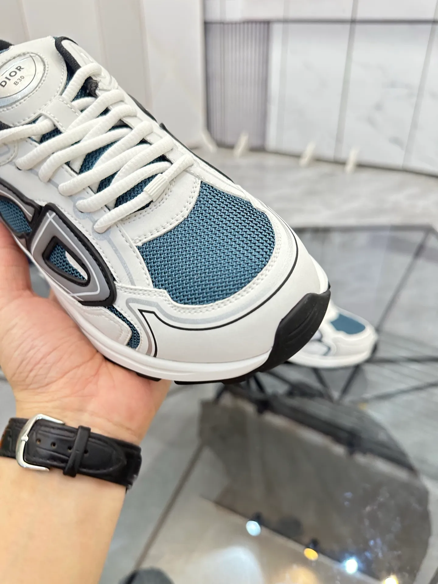 Men's shoes: 💰P400¥ Available in Guangzhou Product trademark: Dior* "Dior*" low-top casual shoes Regular size: 35-46 (can be customized to 47) Couple style Product materials: Upper imported cowhide stitched with original fabric, breathable lining, ultra-light foam original outsole. No.: 007